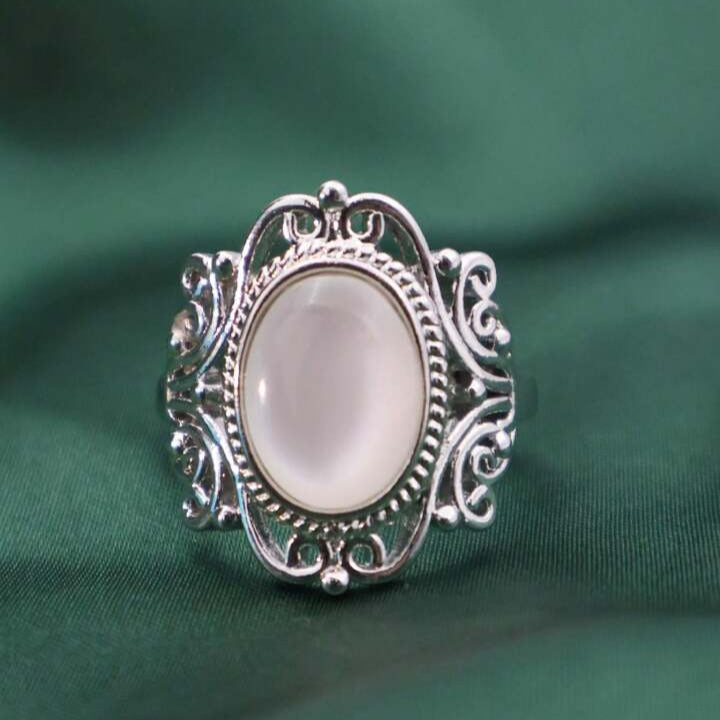 Gorgeous Vintage Ring with Oval Moonstone - Size M (6)