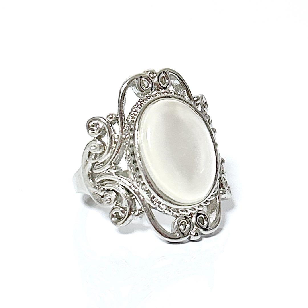 Gorgeous Vintage Ring with Oval Moonstone - Size M (6)